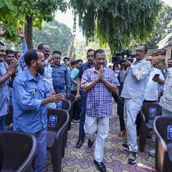 bjp-govt.-betrayed-auto-drivers,-razed-their-homes:-kejriwal