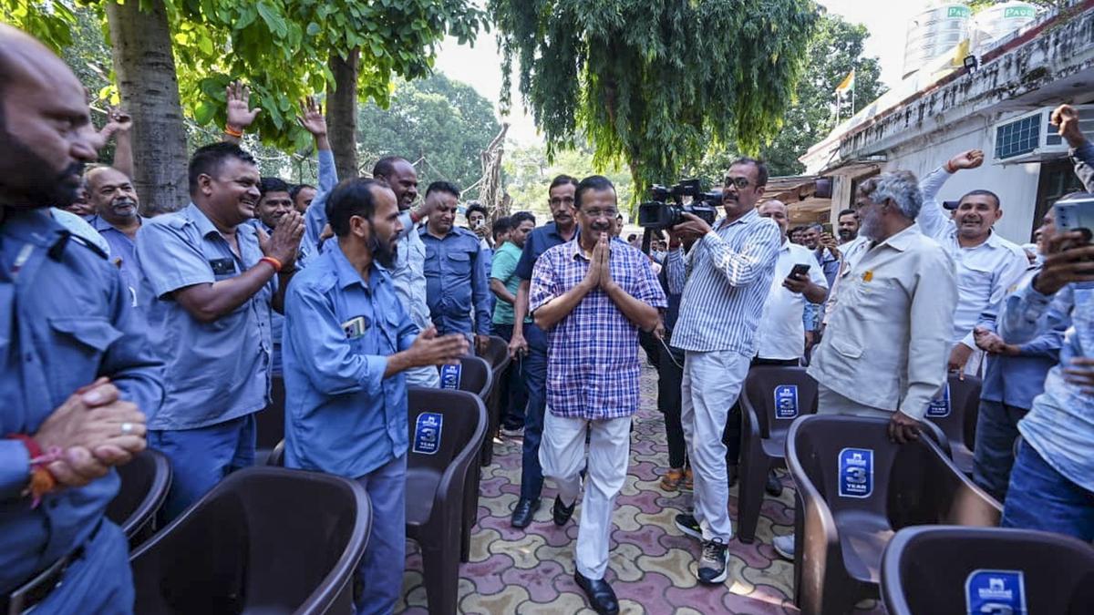 bjp-govt.-betrayed-auto-drivers,-razed-their-homes:-kejriwal