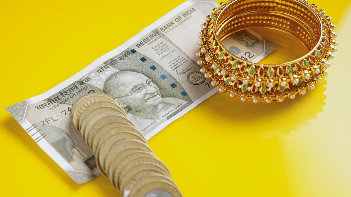 gold-surges-1,185-to-file-1.28-lakh/10g,-breaches-$4,250-an-oz-in-international-markets