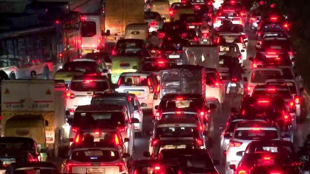 woman-spends-hours-in-gurgaon-jam-amid-diwali-rush,-says-zindagi-site-visitors-mein-he-nikal-jayegi