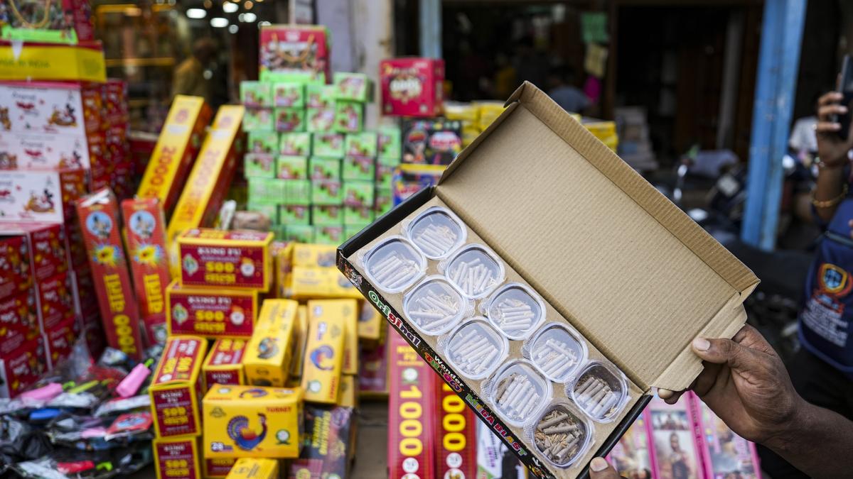 kolkata-police-restricts-firecracker-use,-permits-solely-authorised-inexperienced-crackers-for-2-hours-on-diwali,-chhat-puja