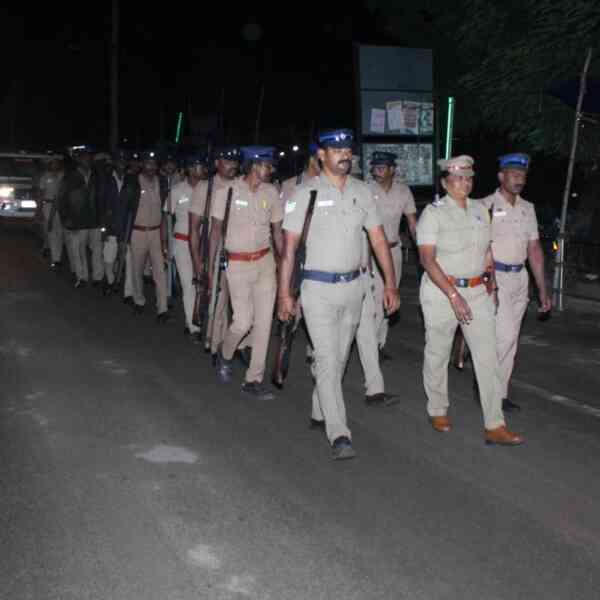 police-step-up-vigil-in-tiruchi-and-pudukottai-for-deepavali-pageant