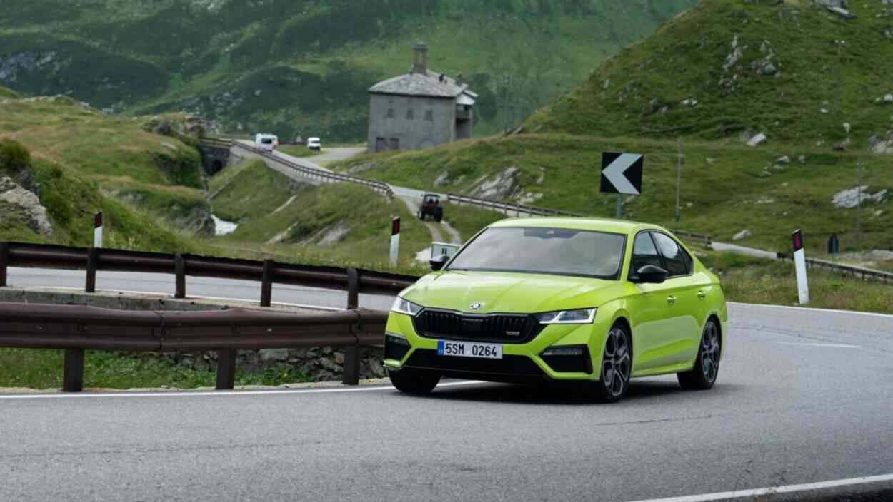 skoda-launches-octavia-rs-efficiency-sedan-in-india:-price,-specs,-and-options