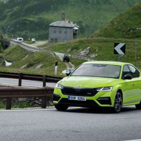 skoda-launches-octavia-rs-efficiency-sedan-in-india:-price,-specs,-and-options