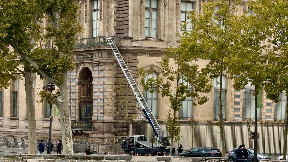 thieves-steal-crown-jewels-in-4-minutes-from-louvre-museum