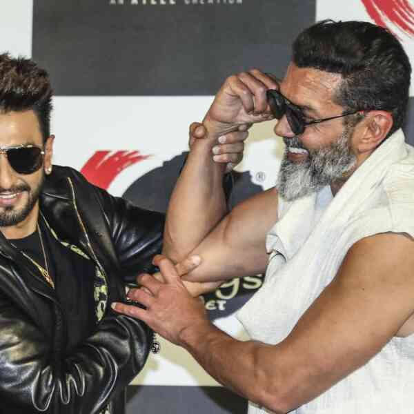 allu-arjun-and-deepika-padukone’s-movie-will-current-never-seen-before-world,-says-ranveer-singh