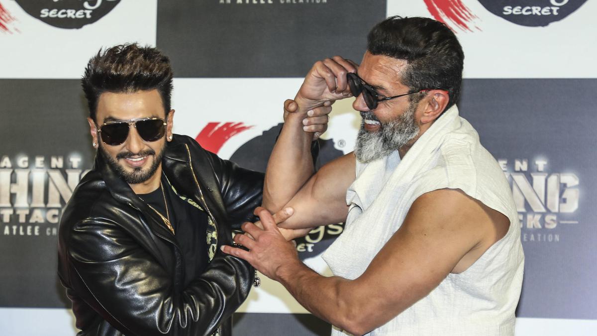 allu-arjun-and-deepika-padukone’s-movie-will-current-never-seen-before-world,-says-ranveer-singh