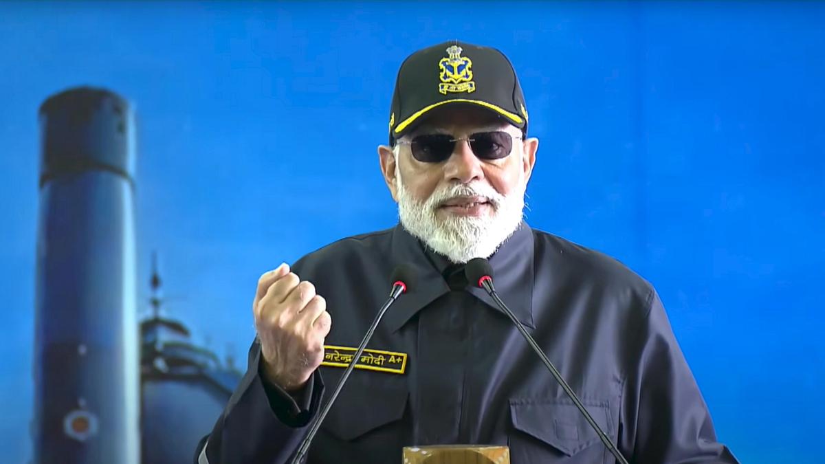pm-modi-celebrates-deepavali-aboard-ins-vikrant,-hails-armed-forces-unity-in-operation-sindoor