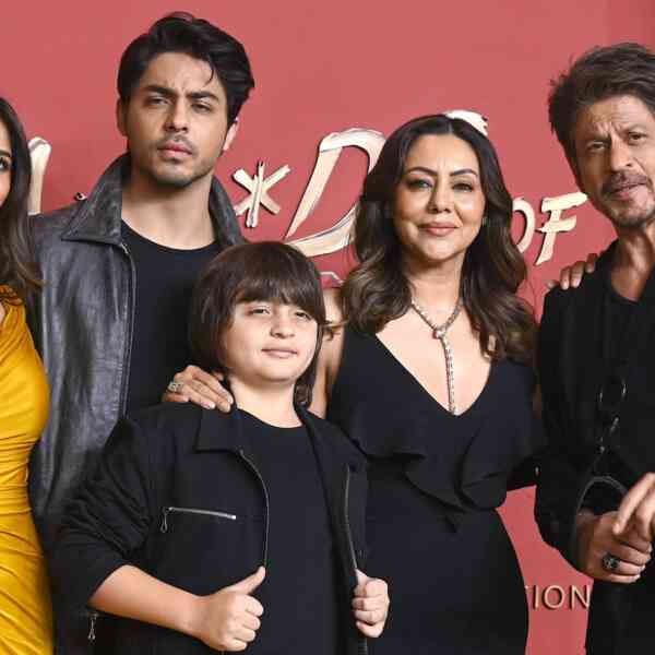 shah-rukh-khan-shares-intimate-glimpse-of-diwali-celebrations-with-gauri-khan,-followers-say-your-ghar-ki-lakshmi