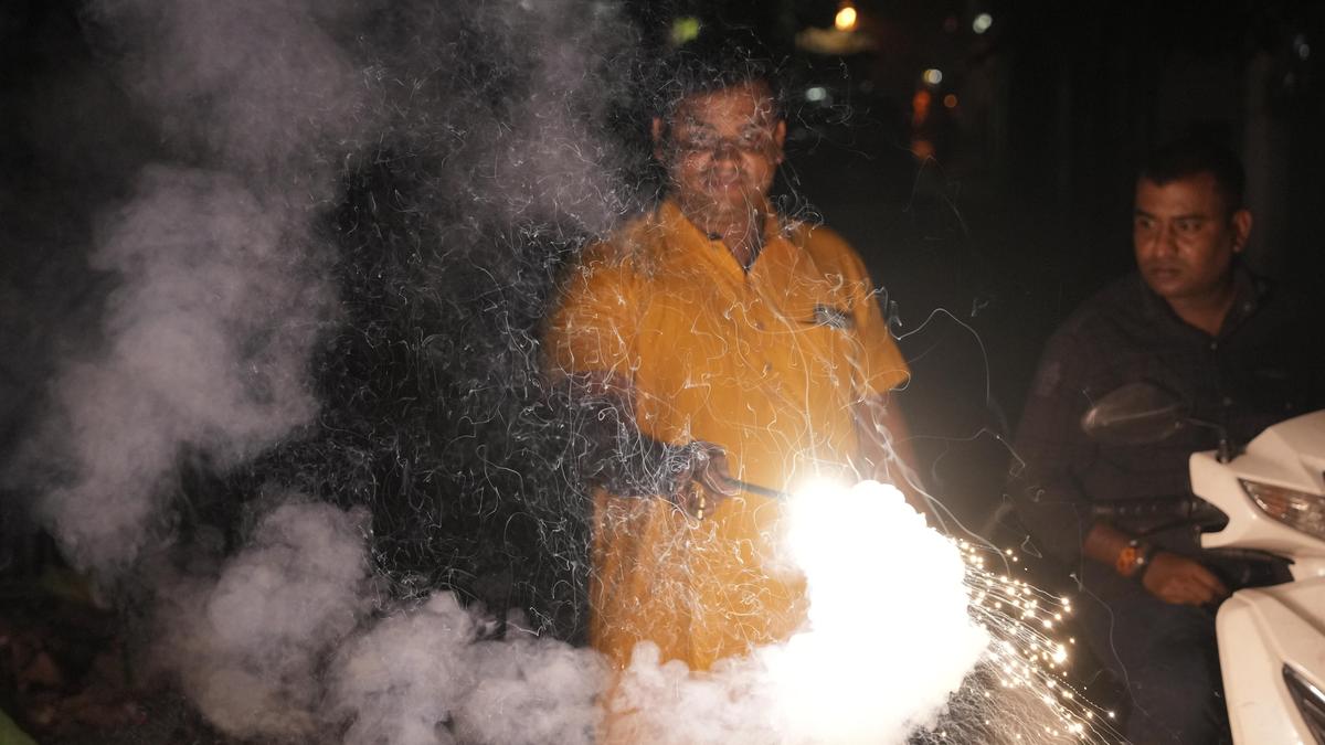 air-high-quality-deteriorates-in-kolkata,-howrah-on-kali-puja-night-time-as-a-consequence-of-firecracker-bursting