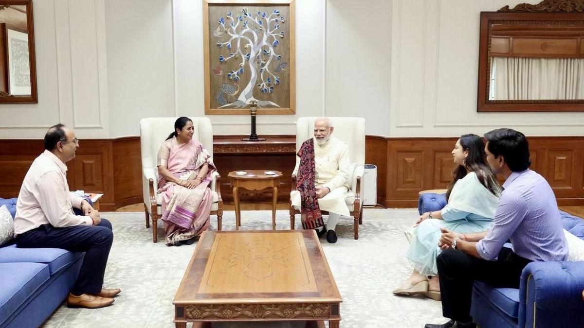 cm-briefs-pm-on-chhath-puja-plans,-yamuna-clean-up
