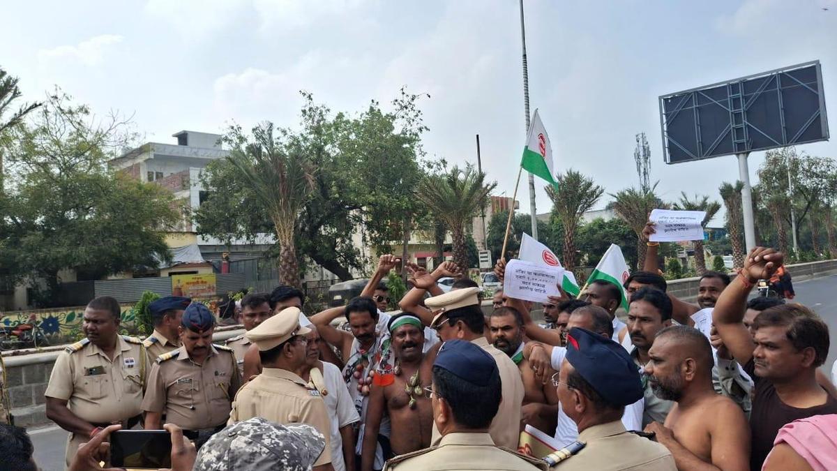 farmers-in-marathwada-protest-over-flood-aid-bundle-disbursal-delay