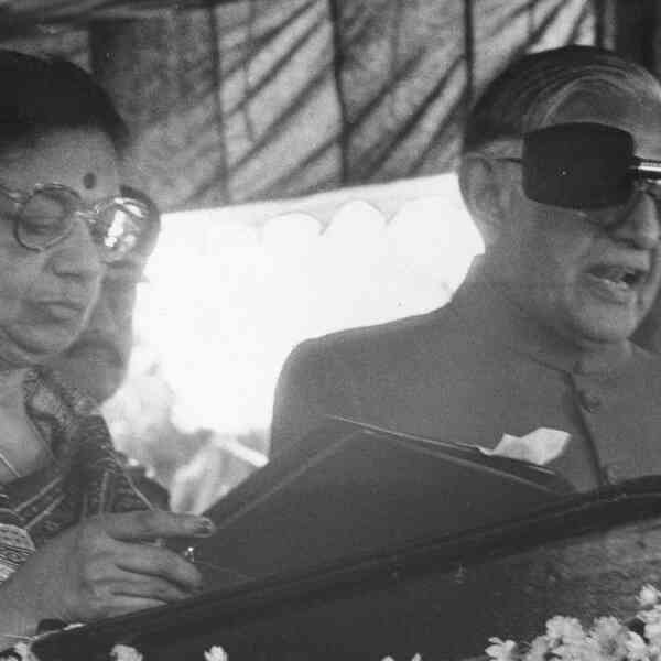 how-janaki-ramachandran-turned-the-chief-minister-of-tamil-nadu-after-mgrs-demise