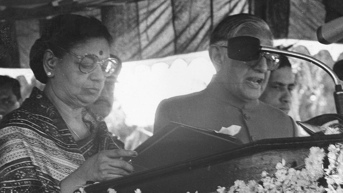 how-janaki-ramachandran-turned-the-chief-minister-of-tamil-nadu-after-mgrs-demise