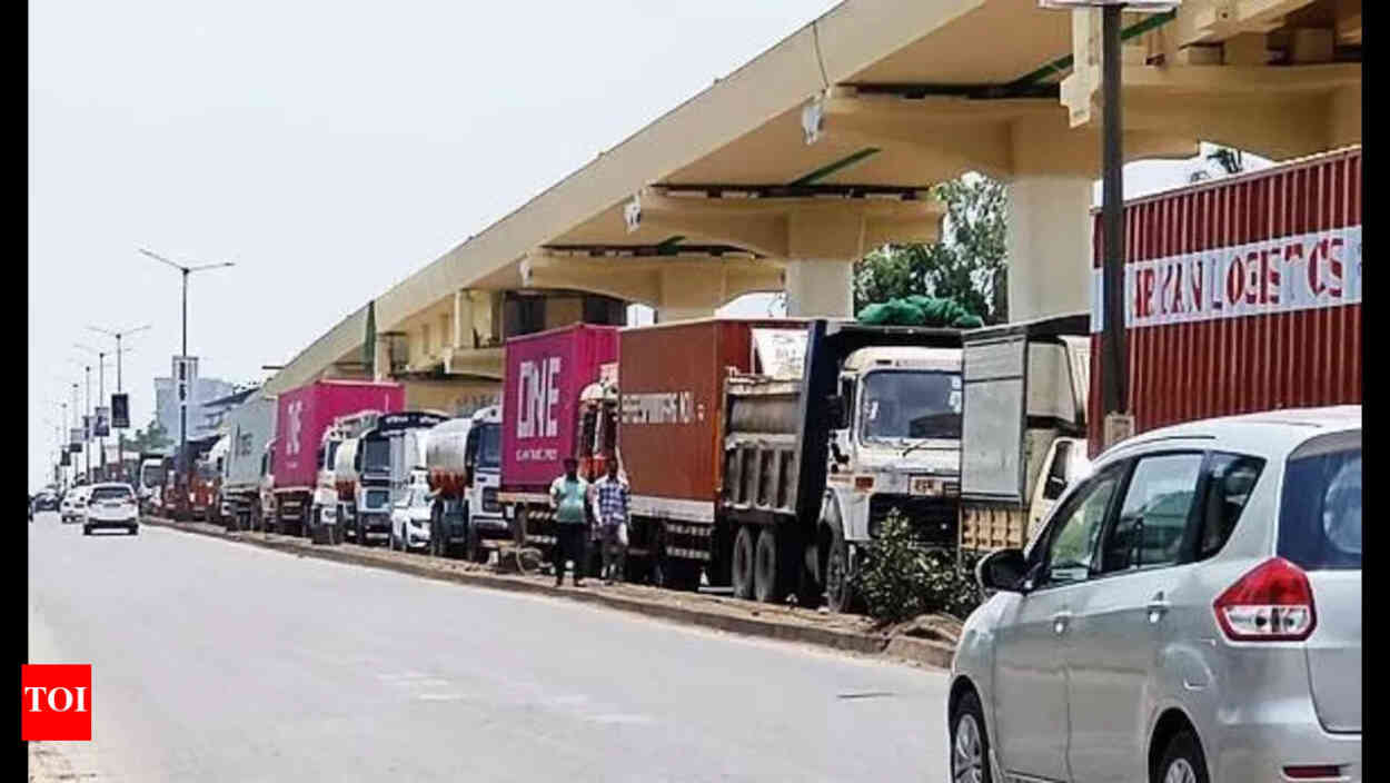 Heavy vehicles ignore ban, jam Ghodbunder highway | Mumbai News ...