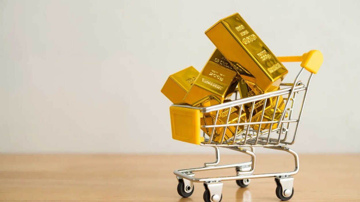 MCX gold futures advance to fresh record high at ₹1.32 lakh/10 ...