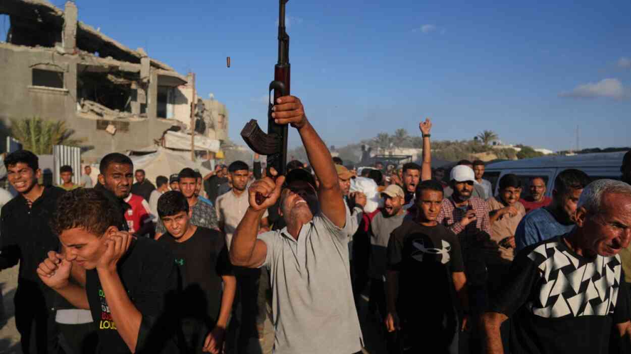 Israel halts aid to Gaza as renewed fighting tests ceasefire