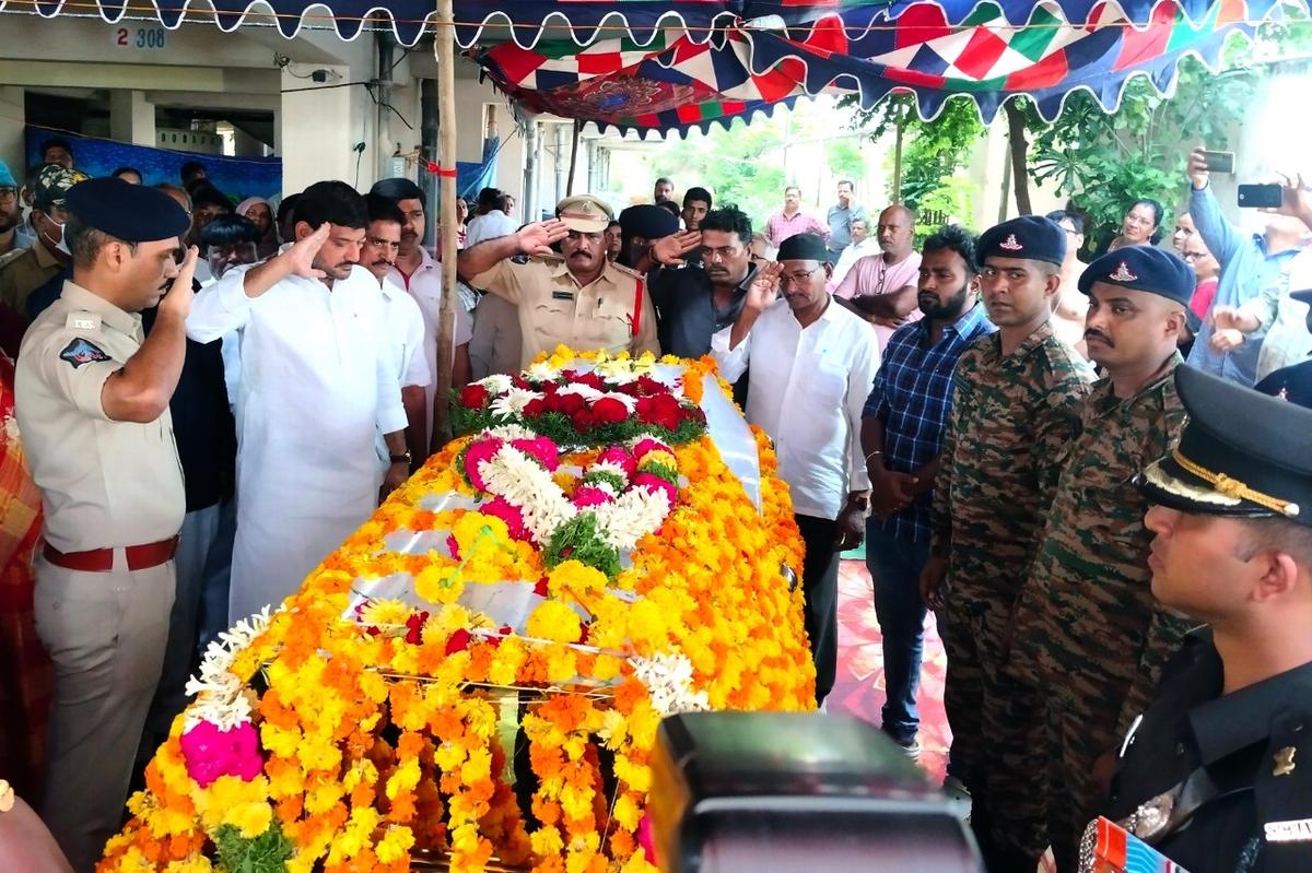 Last rites of Major performed with military honours in Guntur ...