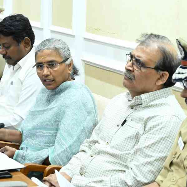 Mixed response to officials handling the media briefing on the ...