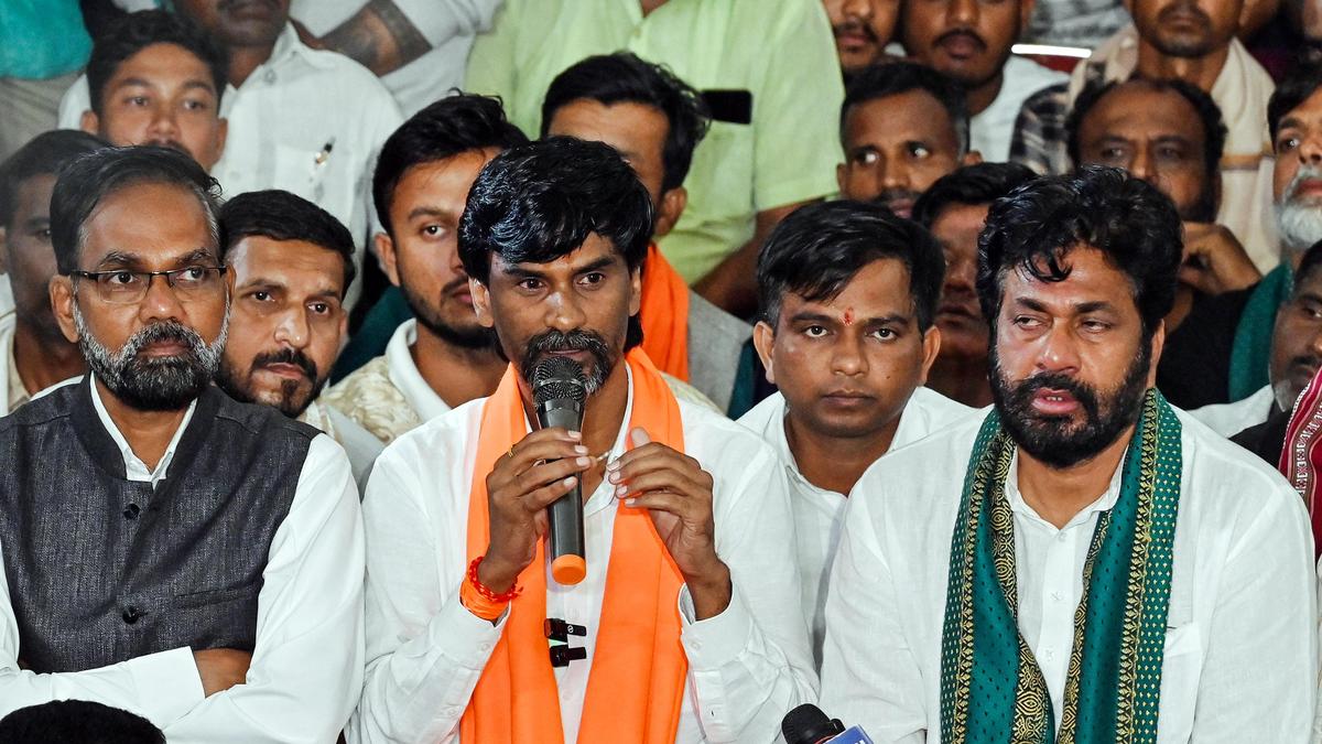 maharashtra-girl-physician’s-demise:-jarange-meets-her-kin,-will-get-them-to-talk-to-cm-fadnavis,-dy-cm