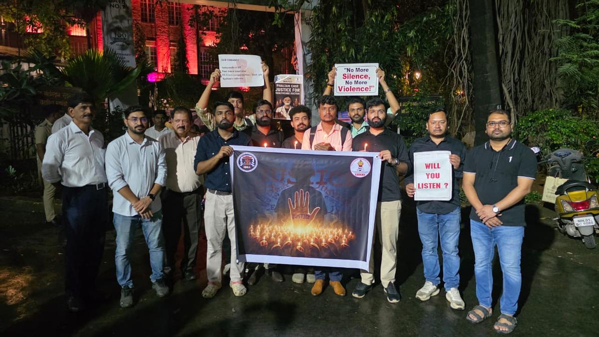maharashtra-docs-stage-protests-demanding-speedy-probe-into-phaltan-suicide