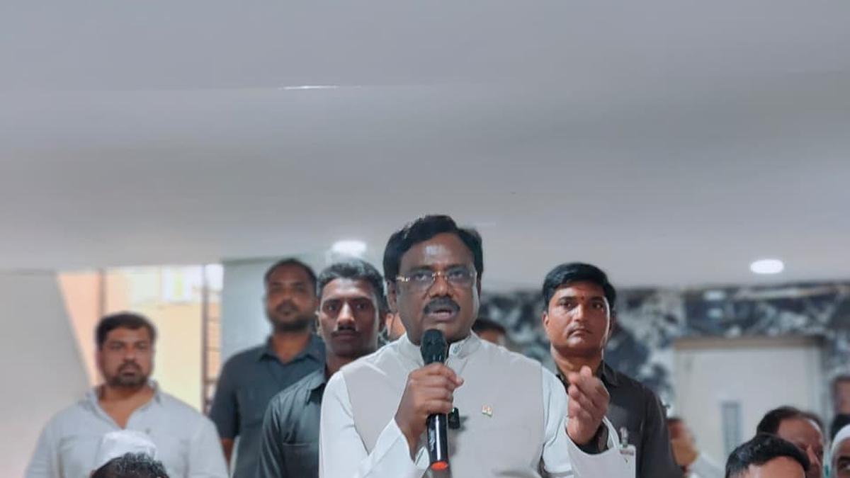 vivek-says-brs-and-bjp-are-hand-in-glove