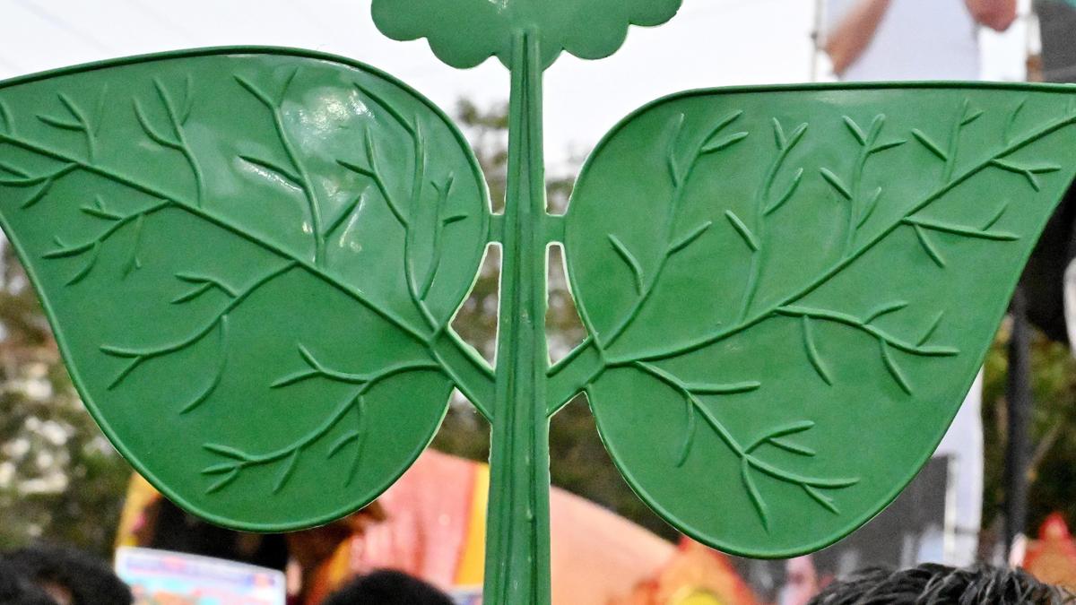 sengottaiyan-urges-eci-to-expedite-inquiry-into-two-leaves-image-situation