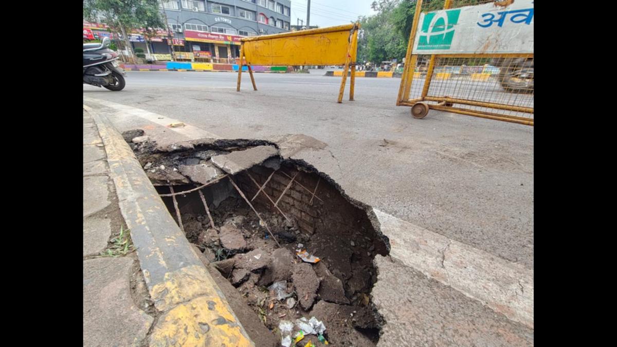 part-of-75-year-old-overbridge-collapses-in-mp.s-indore;-municipal-company-blames-rats