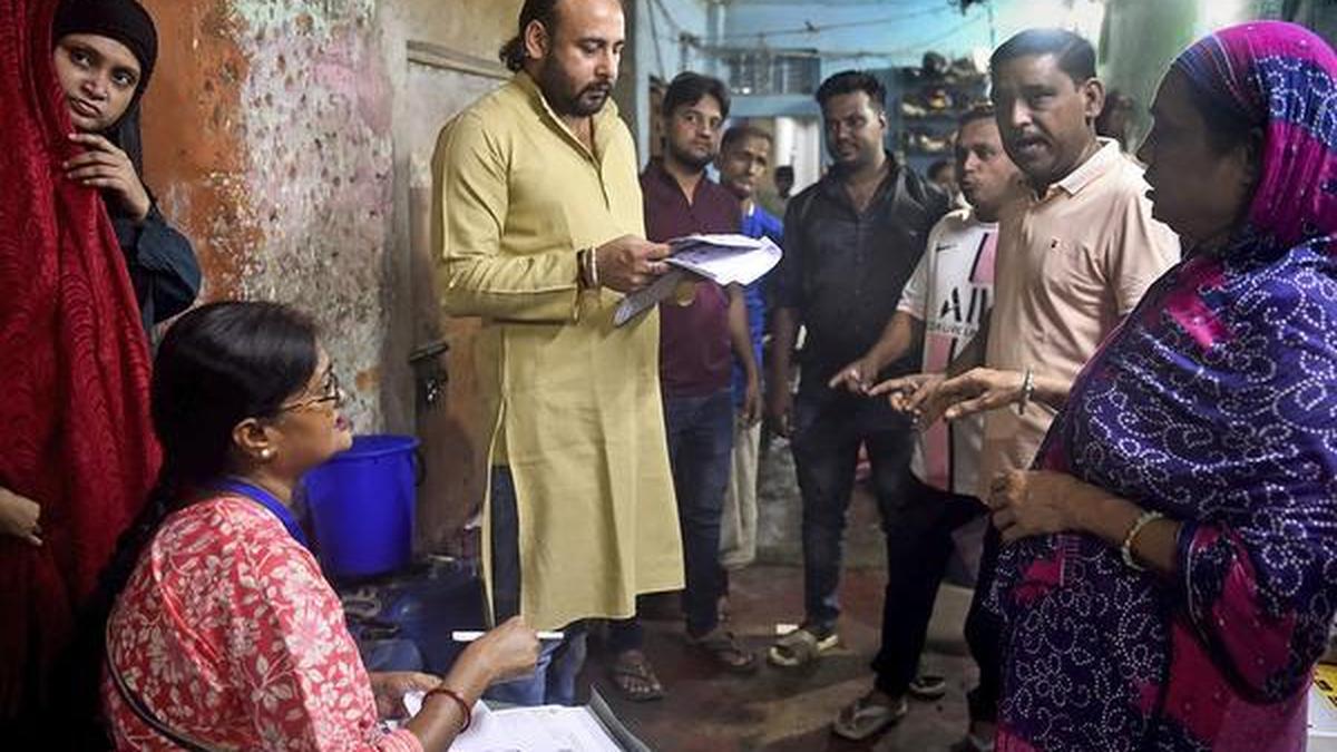 sir:-more-than-70-lakh-varieties-distributed-on-first-day-of-enumeration-course-of-in-west-bengal