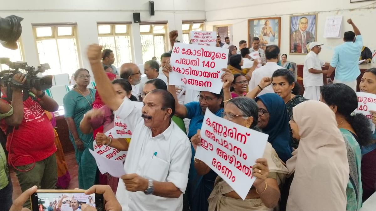 kannur-corporation-council-meet-disrupted-amid-cpi(m)-protest-over-corruption-allegations-towards-mayor