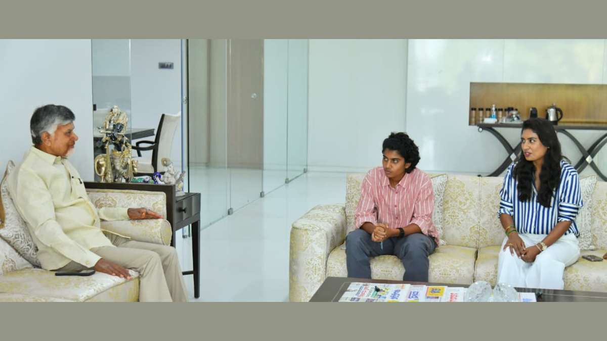 womens-world-cup-star-shree-charani-meets-andhra-cm-chandrababu-naidu;-felicitated