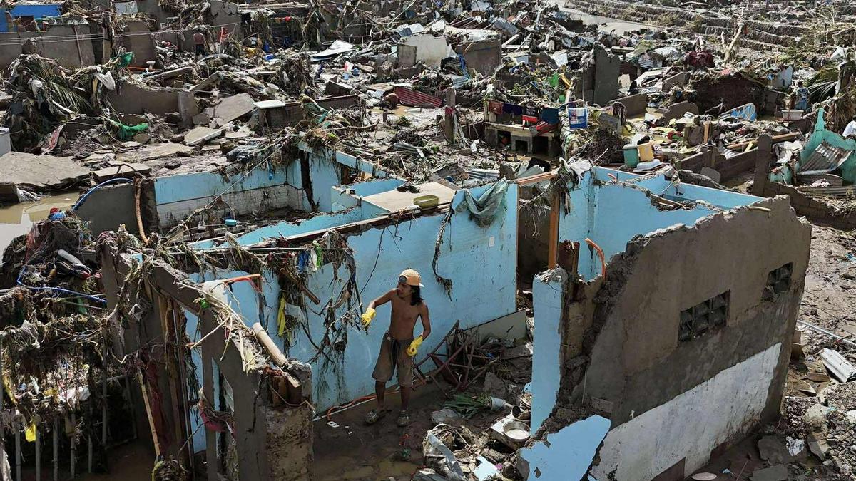 typhoon-kalmaegi-brings-rain-and-destruction-to-vietnam-as-demise-toll-nears-200-in-philippines