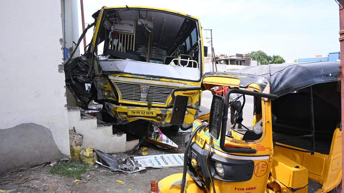 two-injured-as-dashing-bus-hits-autorickshaw,-constructing-alongside-alagarkoil-highway-in-madurai