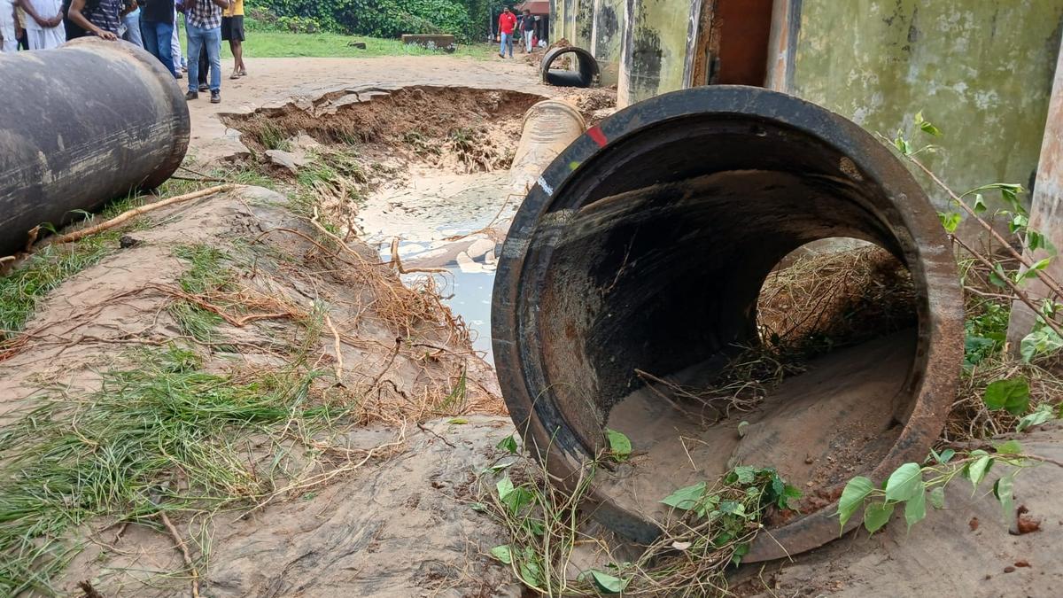massive-water-tank-collapse-at-thammanam-in-kochi-floods-homes;-automobiles-broken