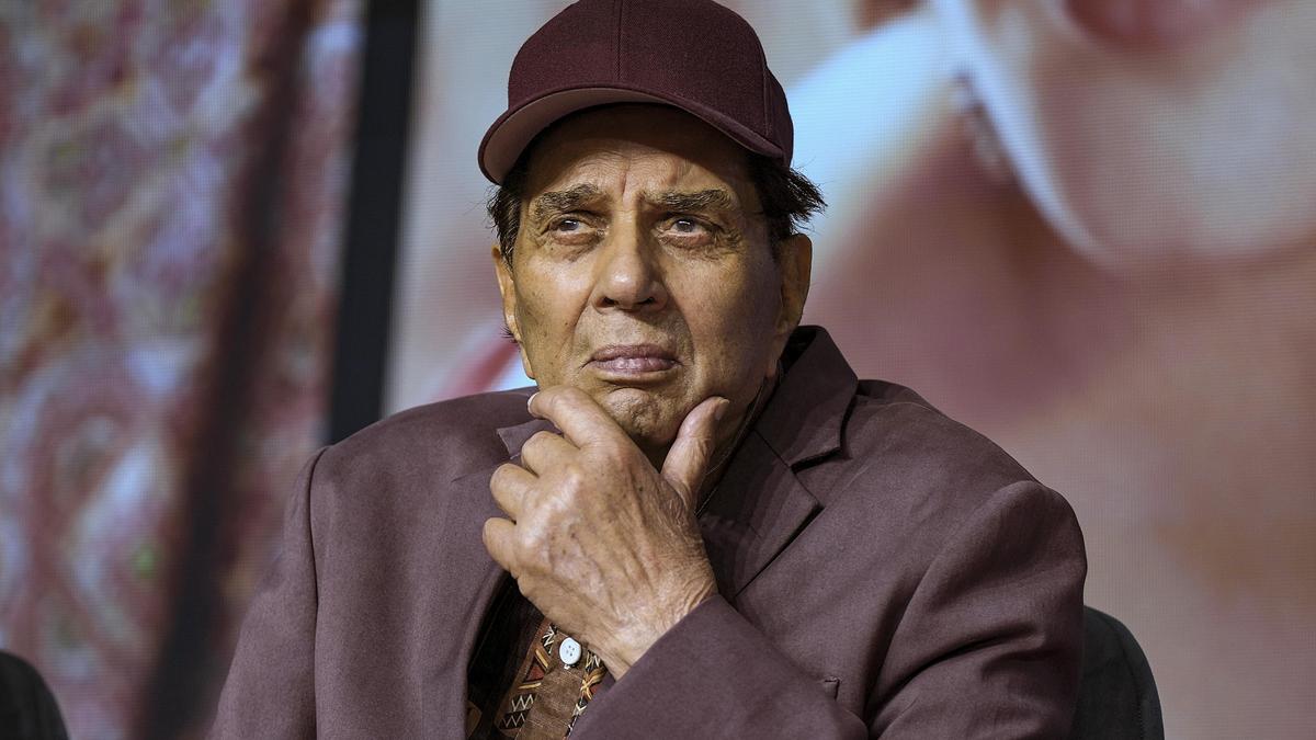 actor-dharmendra-admitted-to-hospital-in-mumbai