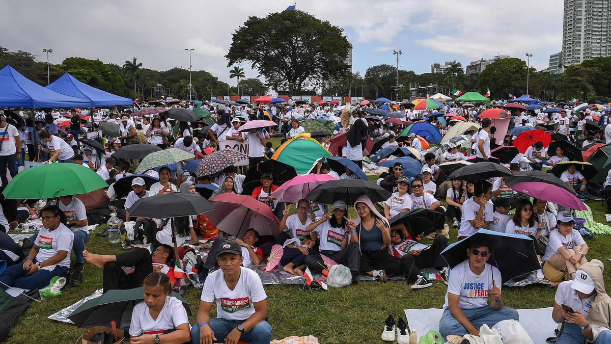 tens-of-1000’s-rally-in-manila-over-corruption-scandal-that-implicates-high-philippine-officers
