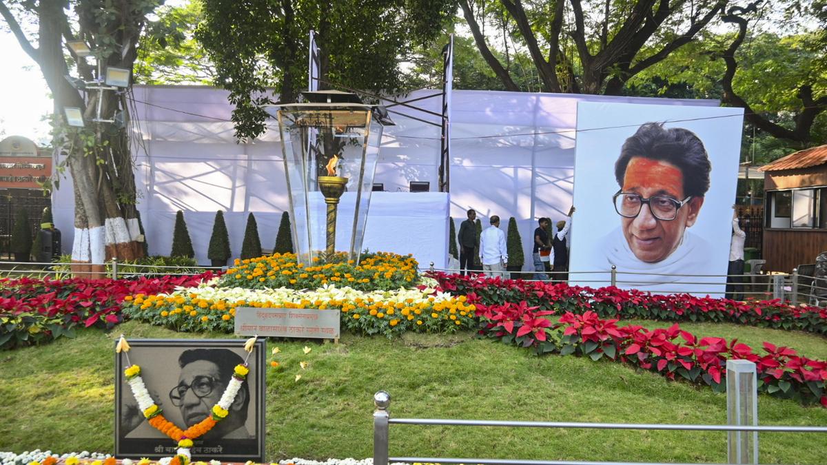 bal-thackeray-demise-anniversary:-uddhav,-raj-put-up-united-entrance-at-shivaji-park-memorial
