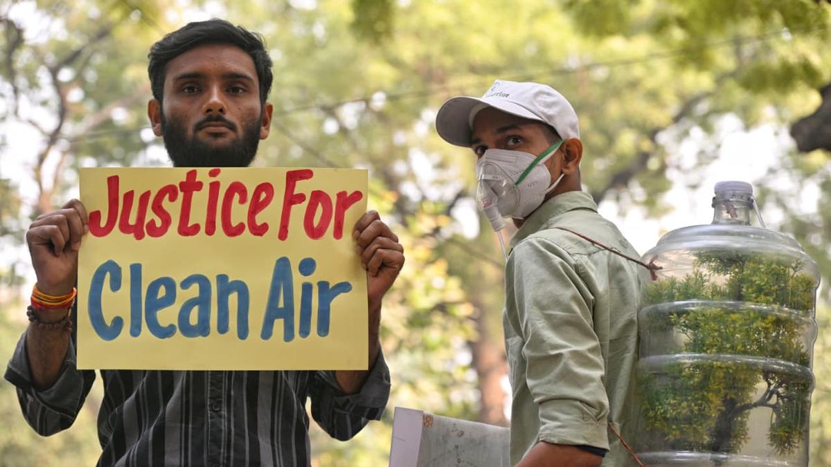 delhi-air-pollution-disaster:-residents,-college-students-stage-protest-at-jantar-mantar