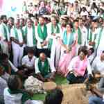 KTR, Harish, different BRS leaders go to cotton procurement centres, demand lifting of curbs