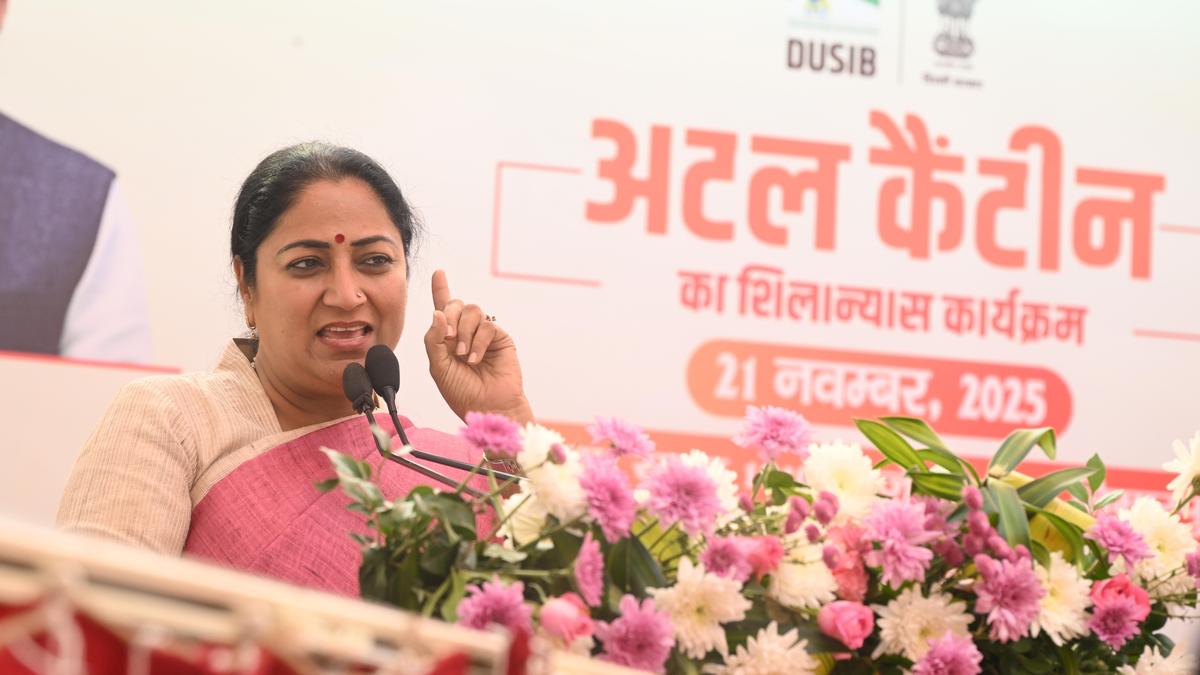 delhi-cm-flags-off-construction-of-first-atal-canteen