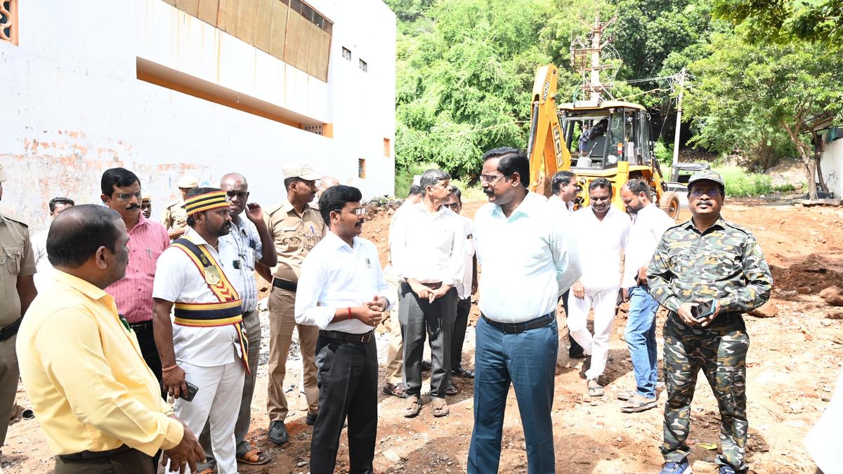 devotees-barred-from-climbing-arunachala-hills-in-tiruvannamalai-for-maha-deepam-festival