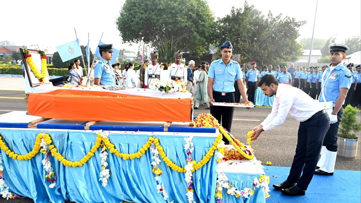 tejas-crash-at-dubai-air-show:-tributes-paid-to-wing-commander-namansh-syal-at-air-force-station-sulur