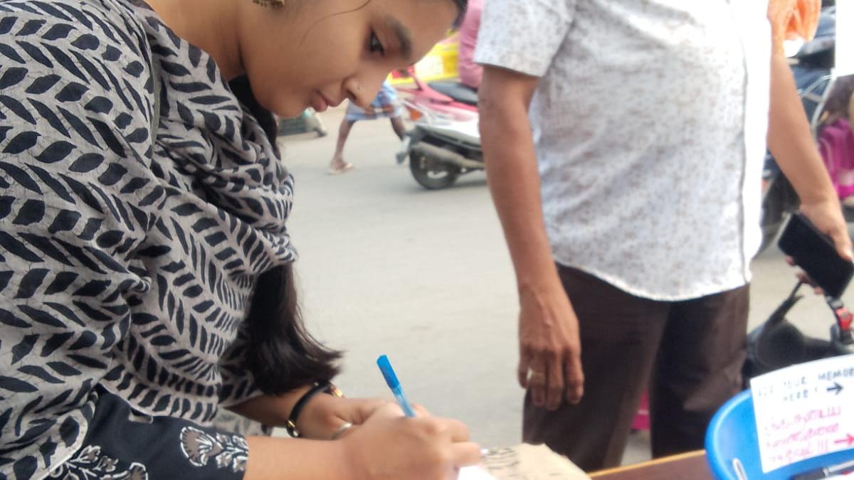 a-small-fledgling-library-in-chennai:-residents-donate-books,-shopkeepers-watch-over-it