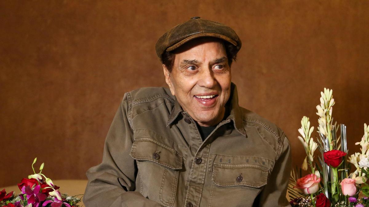 veteran-actor-dharmendra-passes-away-live-updates:-tributes-pour-in