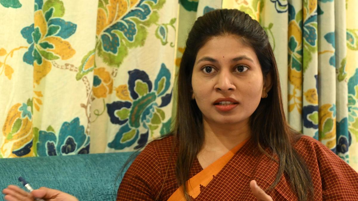 raksha-khadse-accuses-shinde-led-shiv-sena-workers-of-intimidation-inmuktainagar