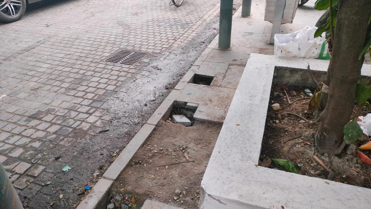 residents-flag-rising-congestion-on-knk-road,-illegal-pavement-parking-persists