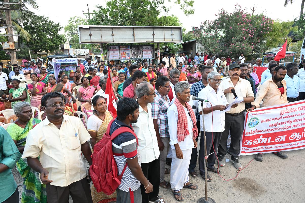 Conservancy workers of Thoothukudi Corporation stage protest ...