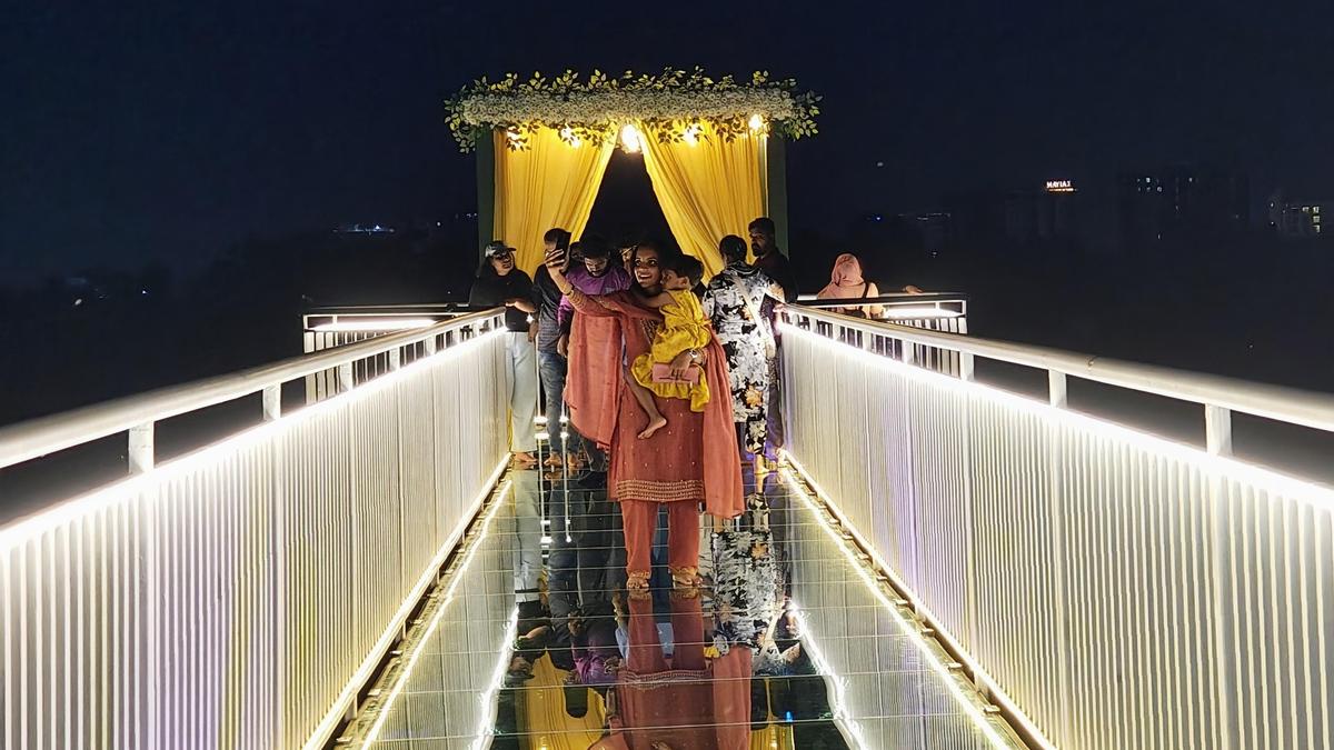 explore-the-akkulam-glass-bridge-in-thiruvananthapuram-for-an-adrenaline-filled,-scenic-experience