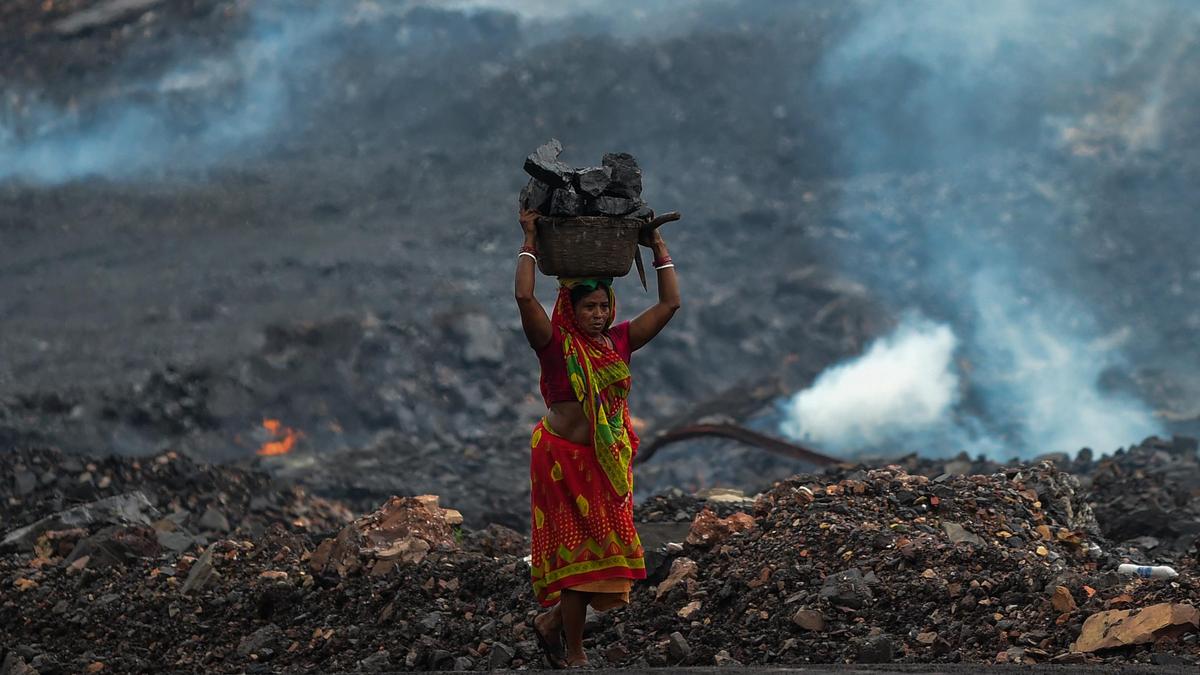 probe-ordered-into-‘poisonous-gas-leak’-from-underground-mines-in-dhanbad;-locals-to-shift