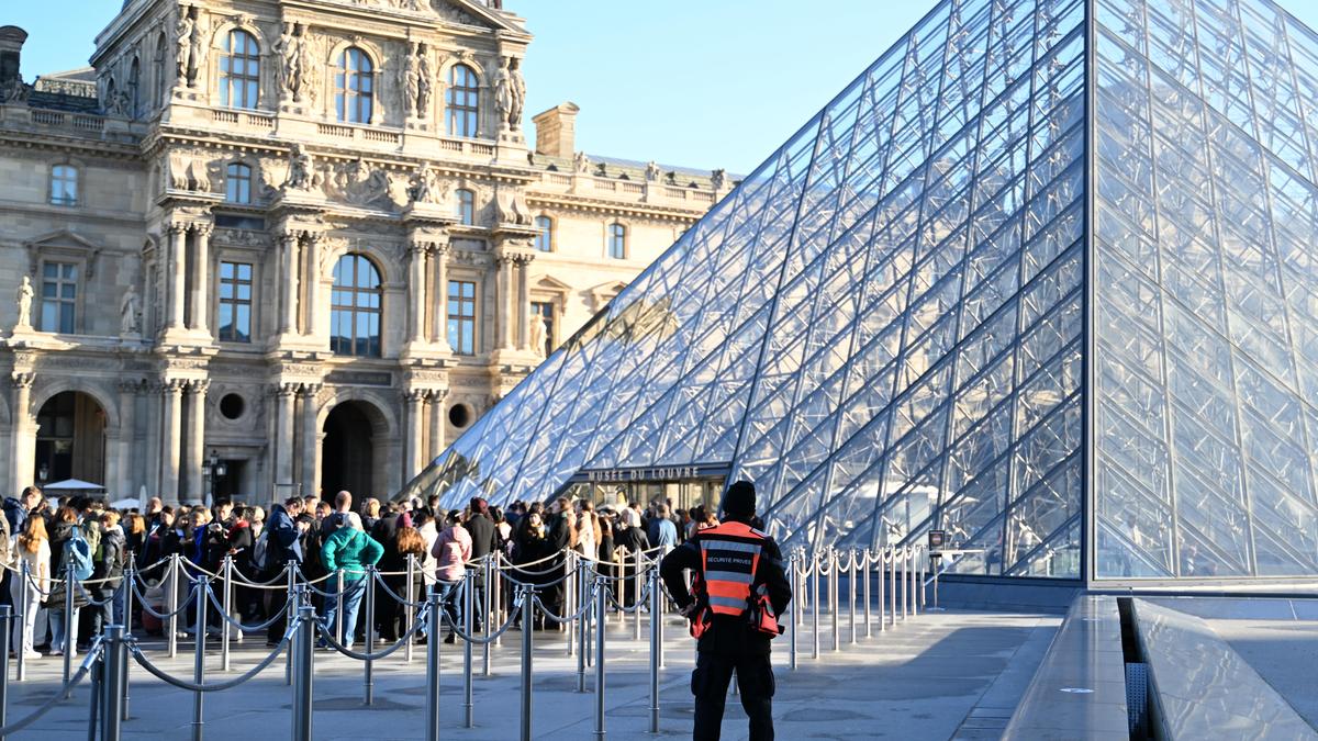 water-leak-at-paris-louvre-museum-damages-books-at-egyptian-antiquities-department